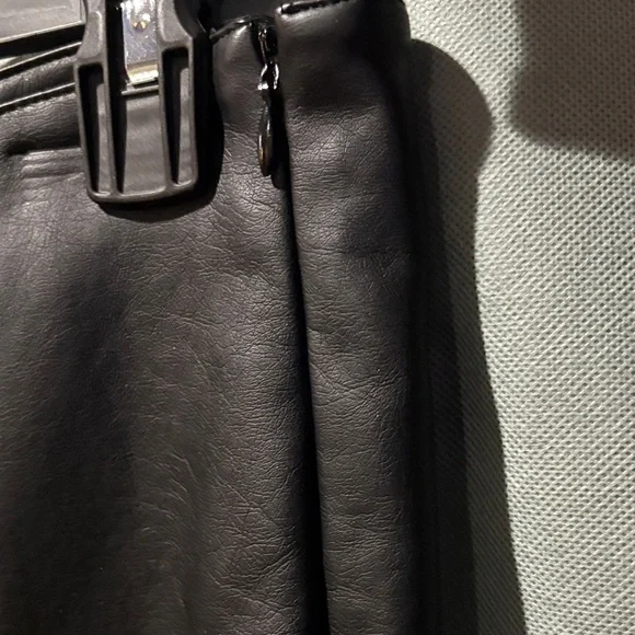 Venus W Sz 8 black faux leather pants NWOT never worn side zipper - Picture 7 of 10